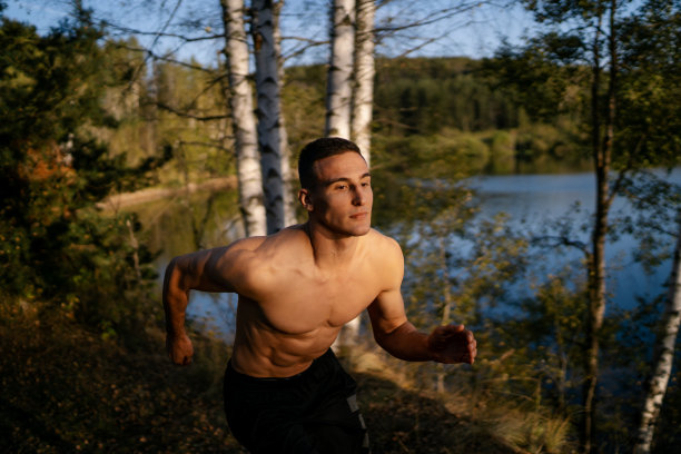 有个年轻人在湖边跑步图片下载