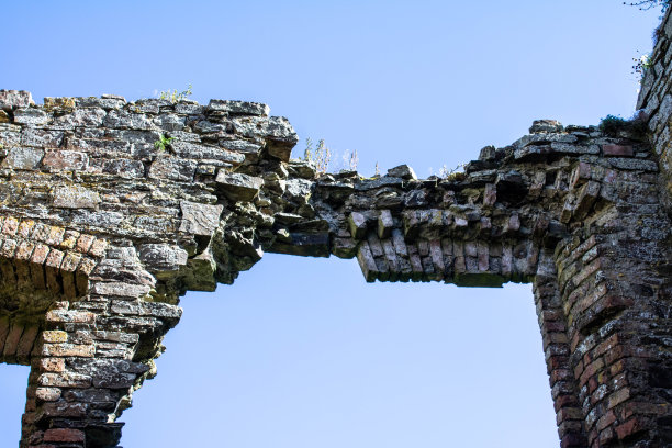 被遗弃的海岸警卫塔俯瞰着西科克爱尔兰的海滩图片下载