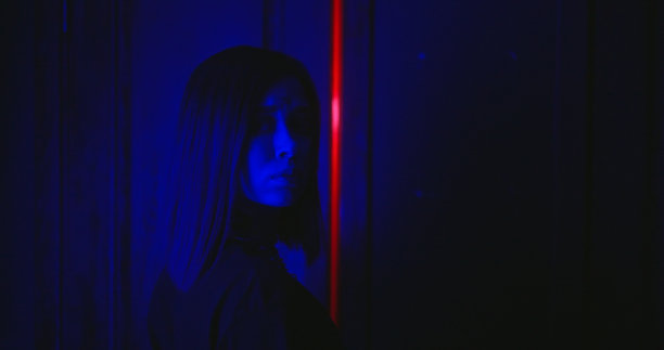 勇敢的赛博朋克女孩的肖像站在门前的RGB霓虹灯图片下载