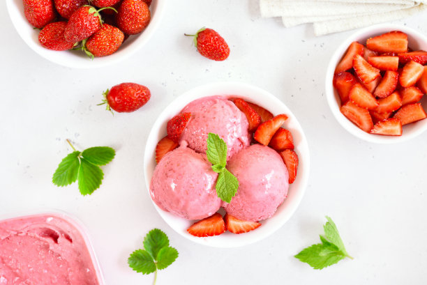 草莓冰淇淋在碗里图片下载