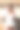 拿着智能手机的女人站在厨房里图片下载
