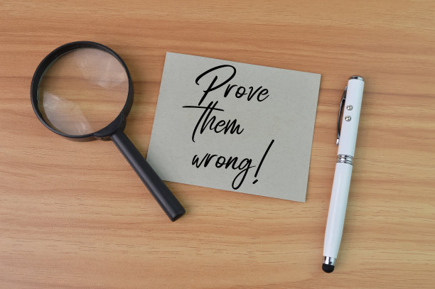 顶部的钢笔，放大镜和备忘录写的证明他们错了!图片下载