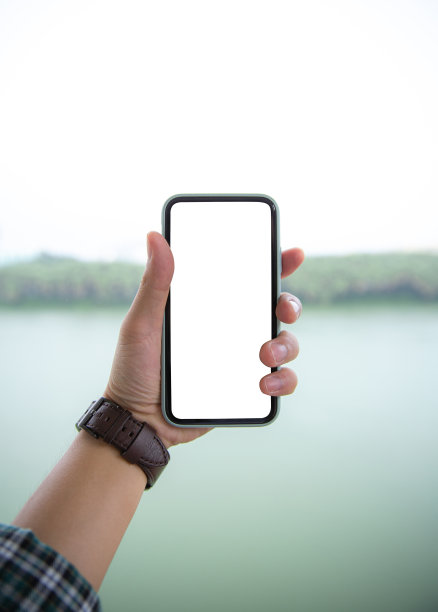 公园里拿着手机的人图片下载