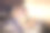 漂亮的小女孩坐在床上，手里拿着礼物。图片下载