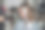 一个深色头发的女孩来到沙龙，把它染成不同的颜色。图片下载