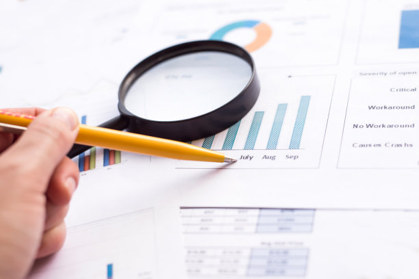 商人分析图表的特写图片下载