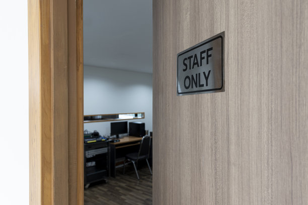 门前的警示标志上写着只给员工看的信息图片下载