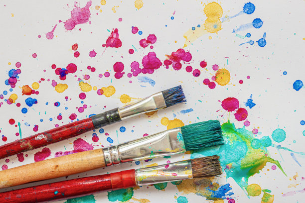 艺术家用画笔在彩色水彩的背景上喷溅，生动的斑点图片下载