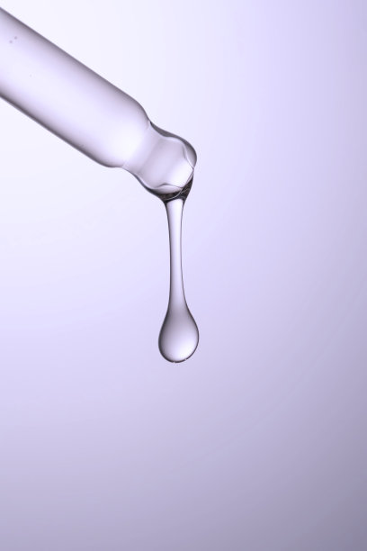 带血清、凝胶、油脂或其他化妆品的移液管。图片下载