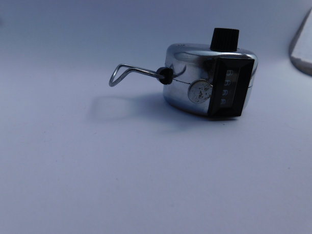 白色背景上隔离的金属计数器图片下载