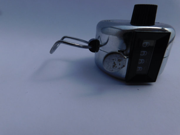 白色背景上隔离的金属计数器图片下载