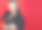 年轻漂亮的女人在红色背景上摆姿势，生活方式的人的概念图片下载
