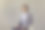 一个严肃的白人商人坐在灰色背景的椅子上的肖像。图片下载