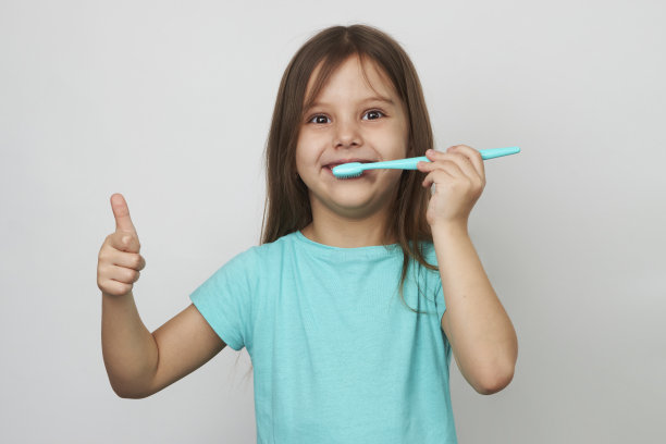 刷牙的小女孩，白色背景与拷贝空间图片下载