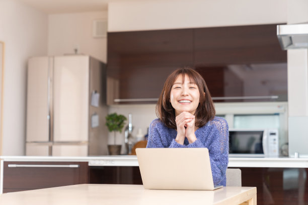 年轻的亚洲女性使用笔记本电脑图片下载