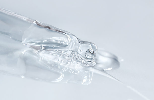 带液体透明质酸的移液管，单色蓝色背景。化妆品和保健概念特写图片下载