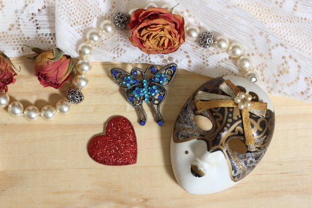 珍珠珠宝与奶油胸针，花边和干花图片下载