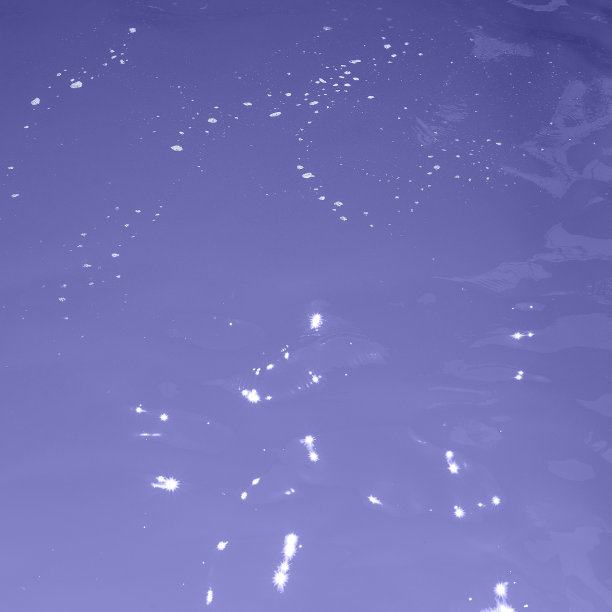 蓝色水波纹理背景。起涟漪的水。闪亮的紫色和蓝色的水面。图片下载