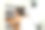 年轻女子戴着防护手套清理冰箱内部图片下载