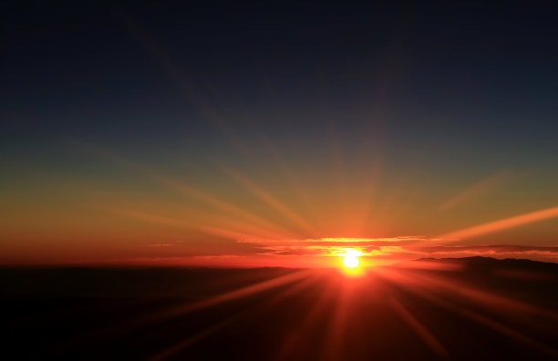 从飞机上看到惊人的明亮的太阳在云海上升起图片下载