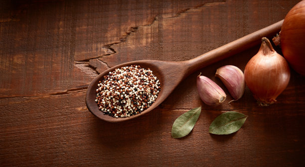 用木勺舀藜麦粒，加上对角调味料图片下载