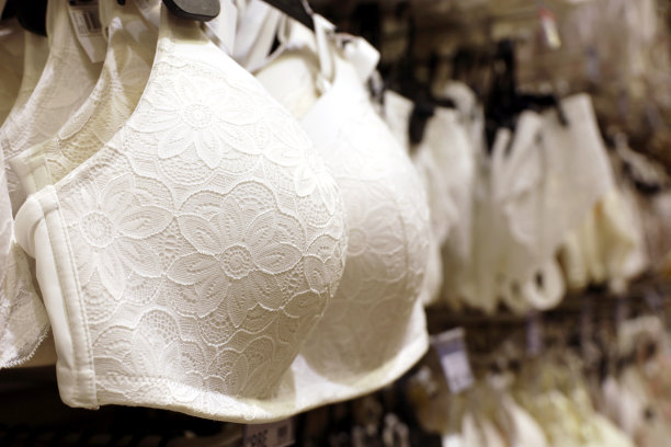 内衣店的白色蕾丝胸罩图片下载