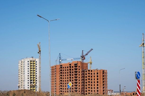 用起重机建造工地。图片下载