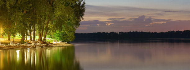 神秘的湖在多彩的夕阳图片下载