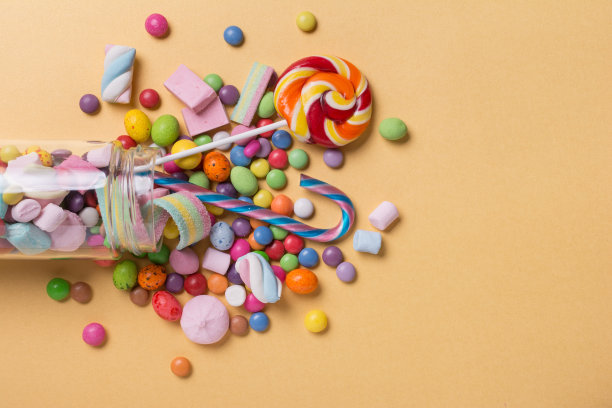 装着五彩糖果的玻璃瓶图片下载