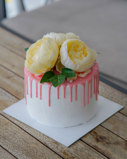 一个带花的生日蛋糕图片下载