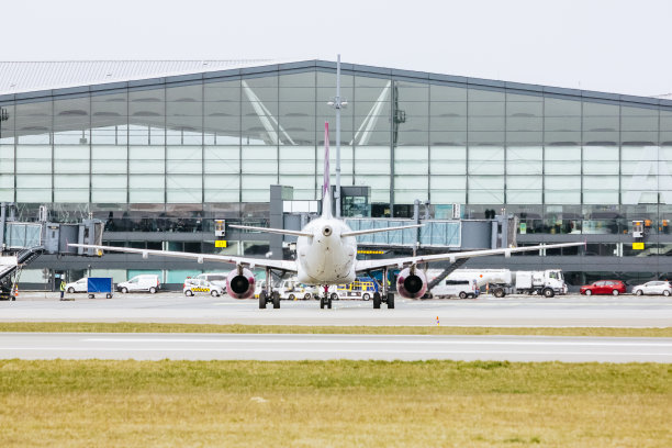 飞机上的旅客航站楼的背景。图片下载