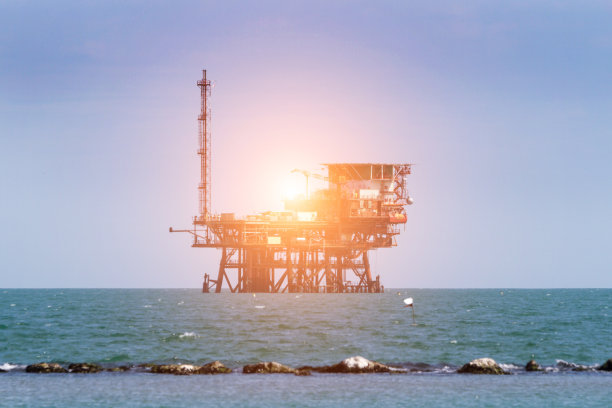 日落时分从海上开采天然气的平台图片下载