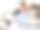 女摄影师在视频博客上谈论新镜头图片下载
