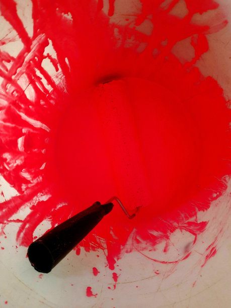 有人在刷墙，刷成粉红色图片下载