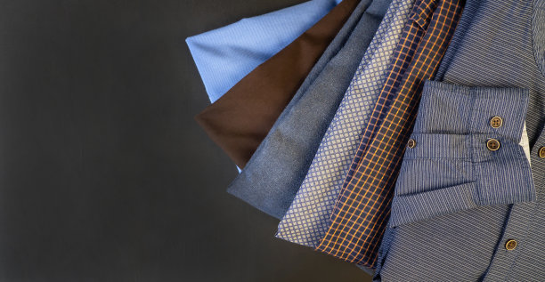 不同颜色的男士衬衫。男人的花格衬衫。时尚和风格。图片下载