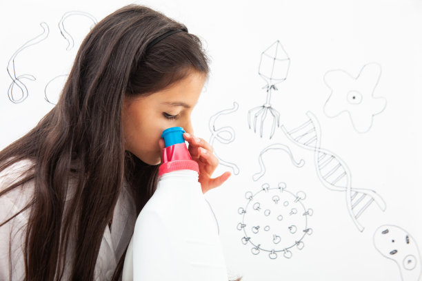 扮演生命科学专业角色的年轻女孩。可能是生物学家，医生，研究员。梦想着未来。图片下载