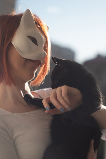 一个带着黑猫的红发女人的肖像图片下载