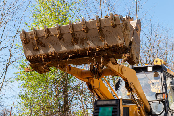 挖掘机在村里挖土图片下载