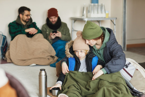 难民收容所的兄妹图片下载