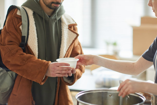 在汤厨房分发食物图片下载