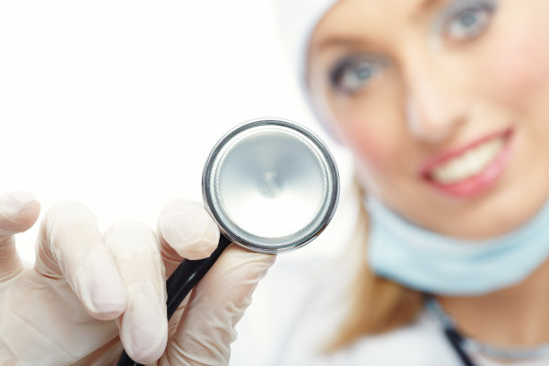 女医生手中听诊器的特写照片。关注听诊器图片下载