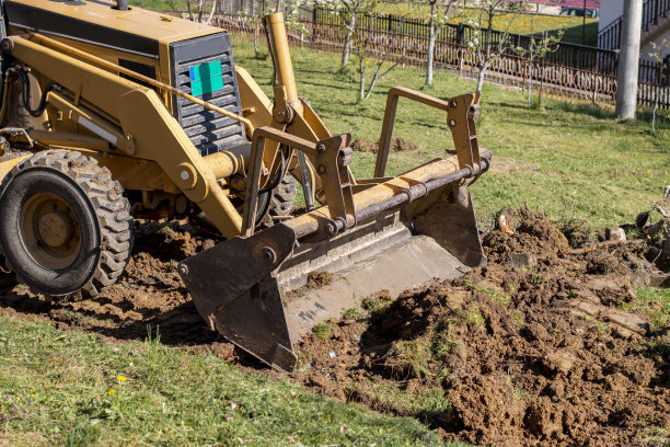 挖掘机在村里挖土图片下载