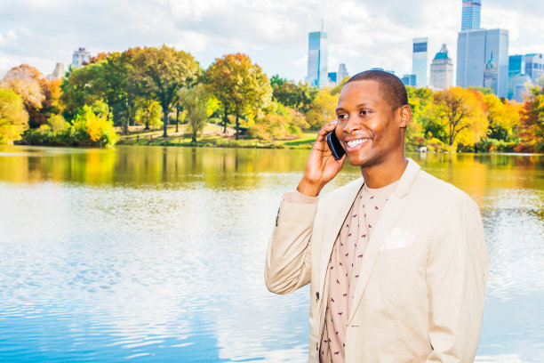一个商人正在讲电话。在户外图片下载