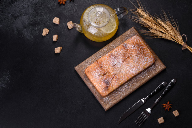 黑色混凝土背景上有葡萄干和巧克力的烤矩形纸杯蛋糕图片下载