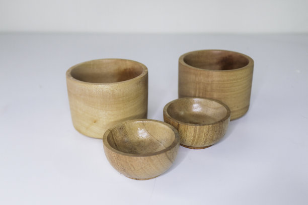 白色背景上孤立的木碗图片下载