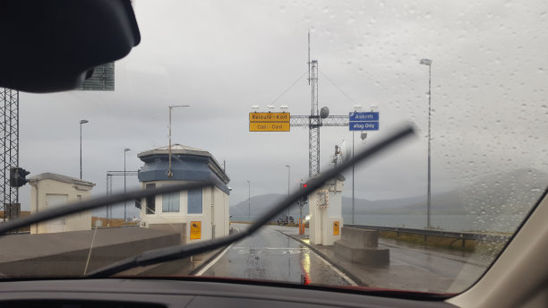 在下雨天开车进入边境图片下载