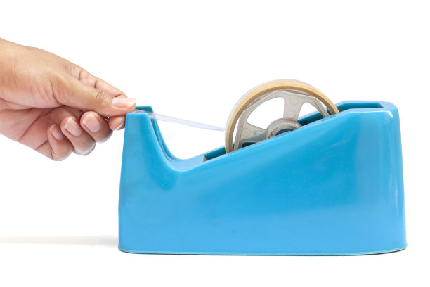 手的妇女拉清楚胶带从蓝色基地孤立在白色背景。图片下载