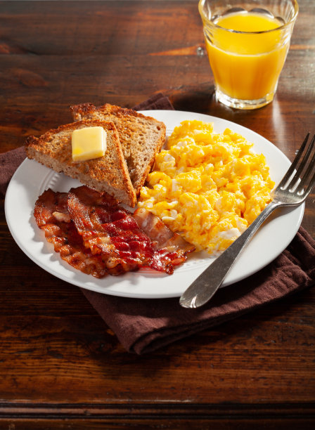 传统的炒蛋早餐配培根和烤面包图片下载