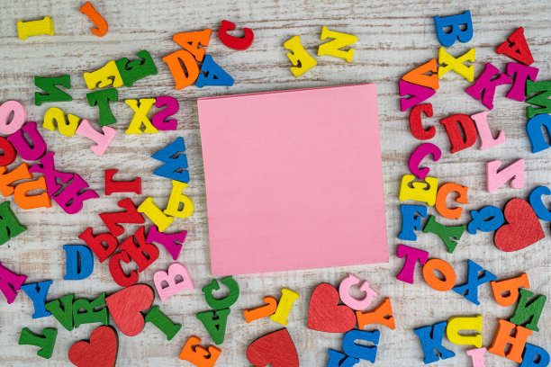 小木随机彩色字母与空备忘录在桌子上的教育图片下载