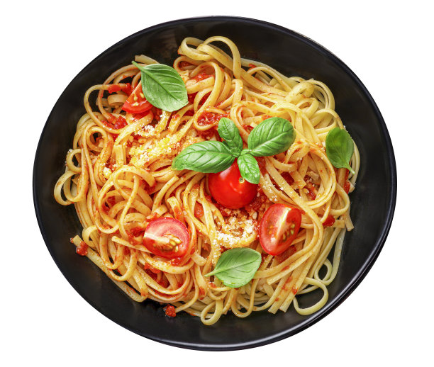 意大利面食，番茄，奶酪帕尔马干酪和罗勒孤立在白色背景。前视图。图片下载
